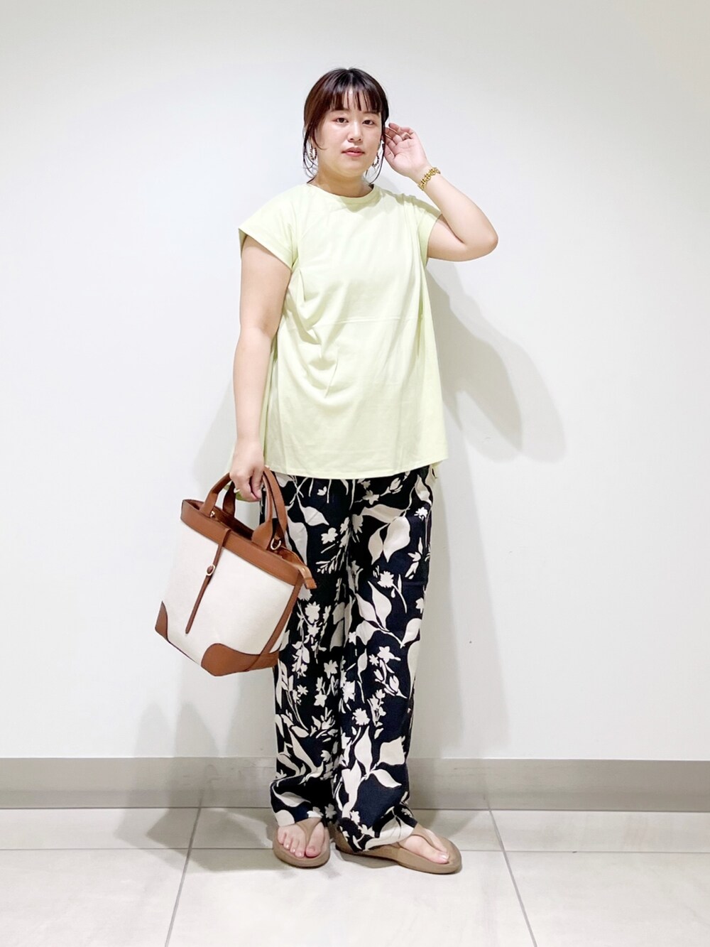 グリーン系のTシャツ/カットソー、ブラック系のその他パンツ、ブラウン系のバッグを着用したレディースの夏コーディネートの3枚目の写真