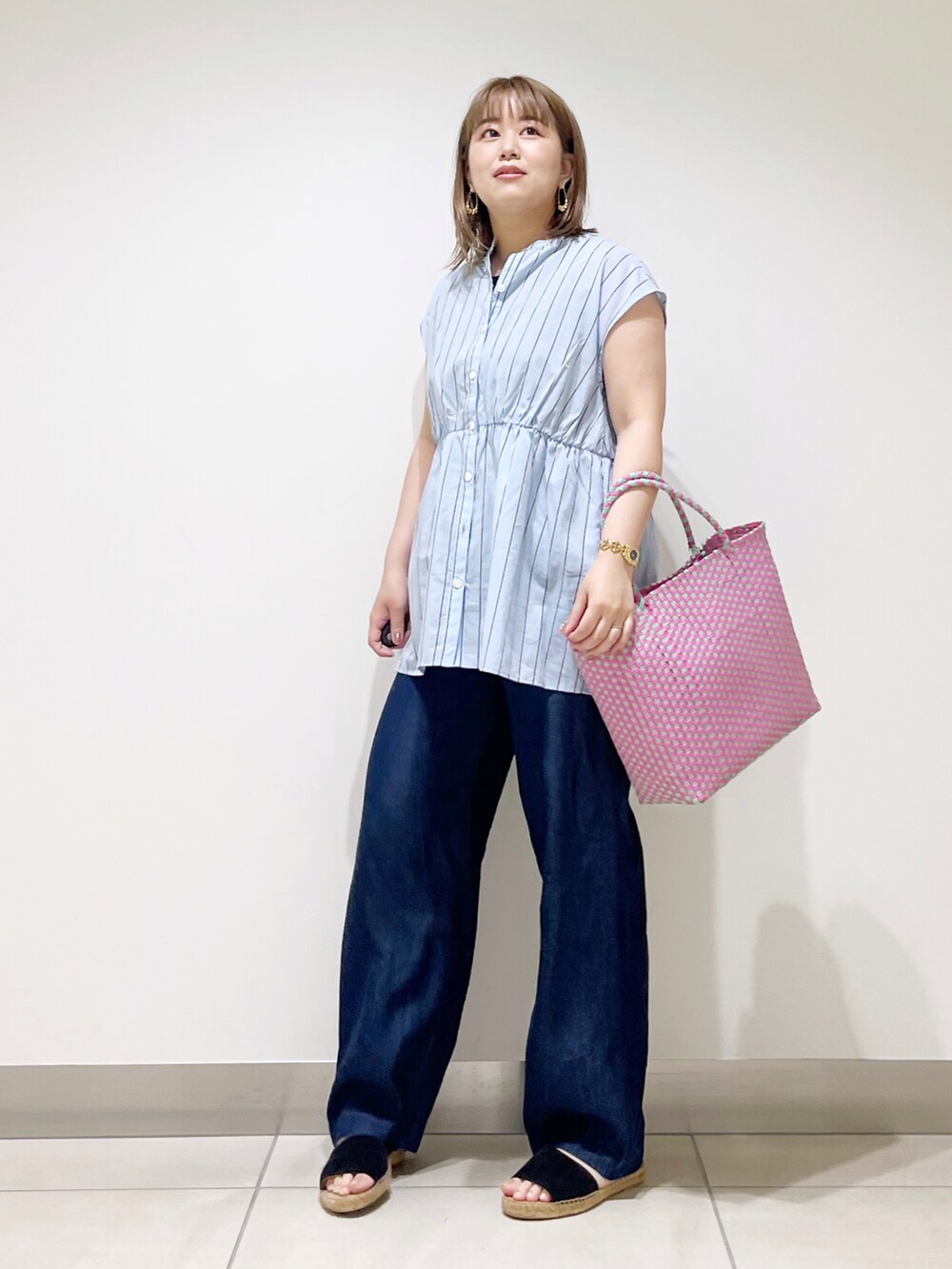 ブルー系のシャツ/ブラウス、ピンク系のトートバッグ、ブルー系のその他パンツを着用したレディースの春コーディネートの2枚目の写真