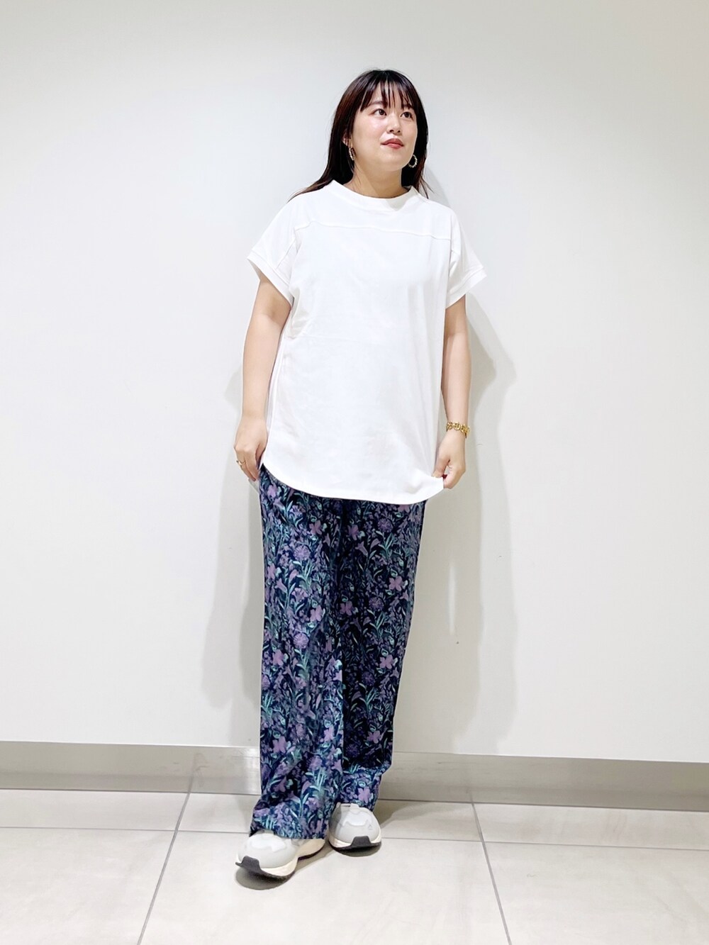 ホワイト系のトップス、ブルー系のその他パンツ、グレー系のスニーカーを着用したレディースの夏コーディネートの9枚目の写真