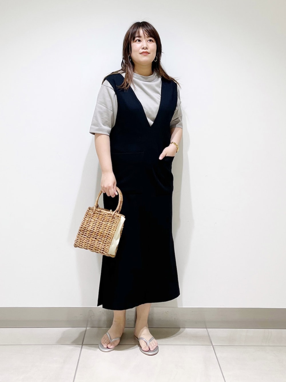 ブラック系のワンピース、グレー系のTシャツ/カットソー、ベージュ系のハンドバッグを着用したレディースの夏コーディネートの8枚目の写真
