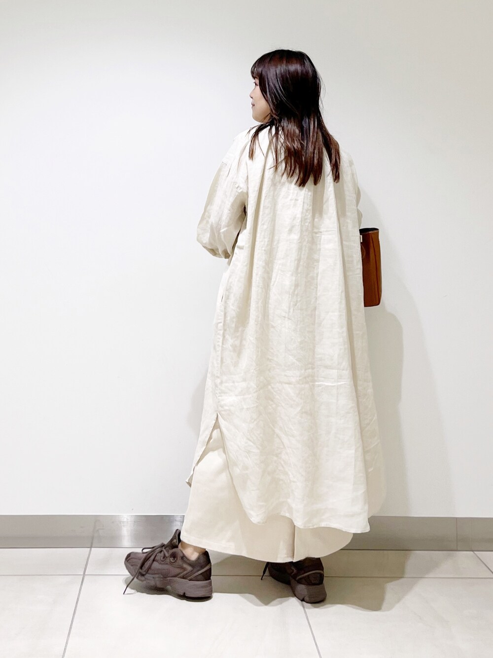 ベージュ系のワンピース、ベージュ系のワンピース、ブラウン系のトートバッグを着用したレディースの夏コーディネートの7枚目の写真