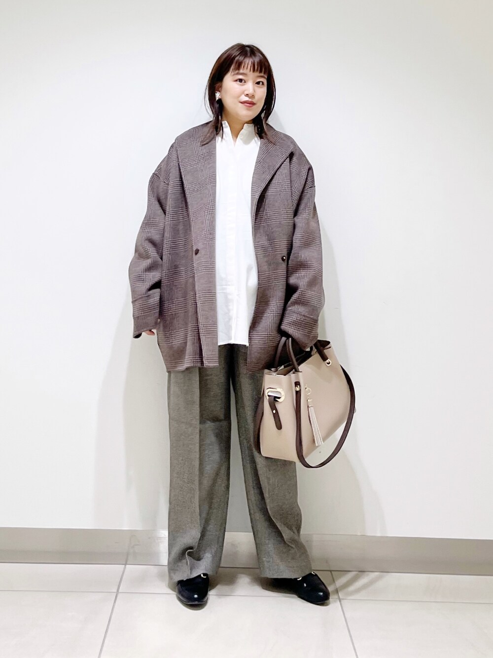 ブラウン系のその他アウター、ホワイト系のシャツ/ブラウス、ブラウン系のその他パンツを着用したレディースの秋コーディネートの4枚目の写真