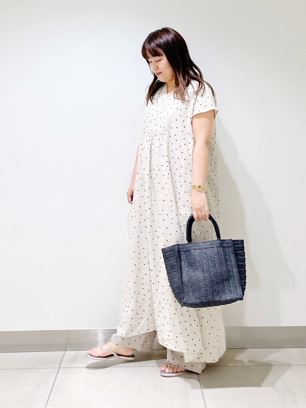 ベージュ系のワンピース、ベージュ系のその他パンツ、ブラック系のトートバッグを着用したレディースの夏コーディネートの9枚目の写真