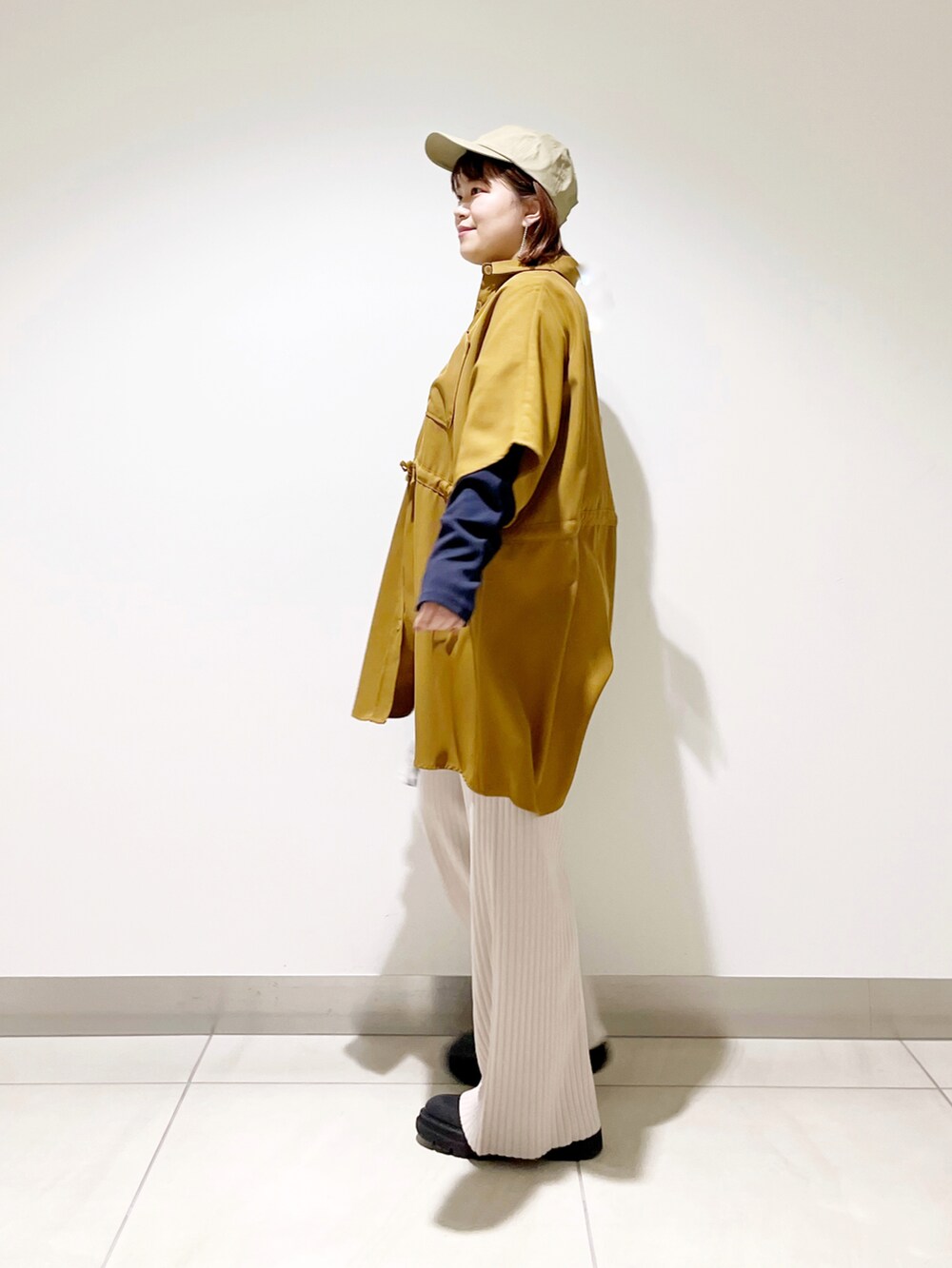 ブラウン系のシャツ/ブラウス、ブラック系のショルダーバッグ、ベージュ系のその他パンツを着用したレディースの冬コーディネートの4枚目の写真