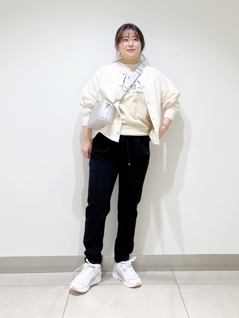 ベージュ系のTシャツ/カットソー、ブラック系のその他パンツ、シルバー系のショルダーバッグを着用したレディースの春コーディネートの2枚目の写真