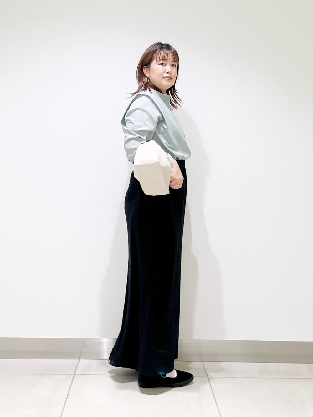 グリーン系のシャツ/ブラウス、ブラック系のスカート、ブラック系のその他シューズを着用したレディースの夏コーディネートの5枚目の写真