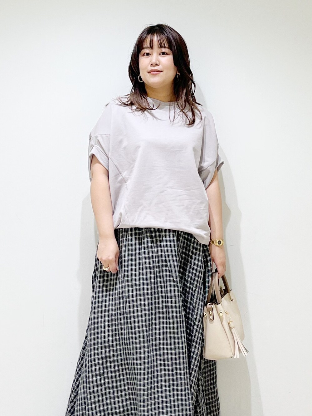 グレー系のTシャツ/カットソー、その他のスカート、ホワイト系のトートバッグを着用したレディースの春コーディネートの6枚目の写真