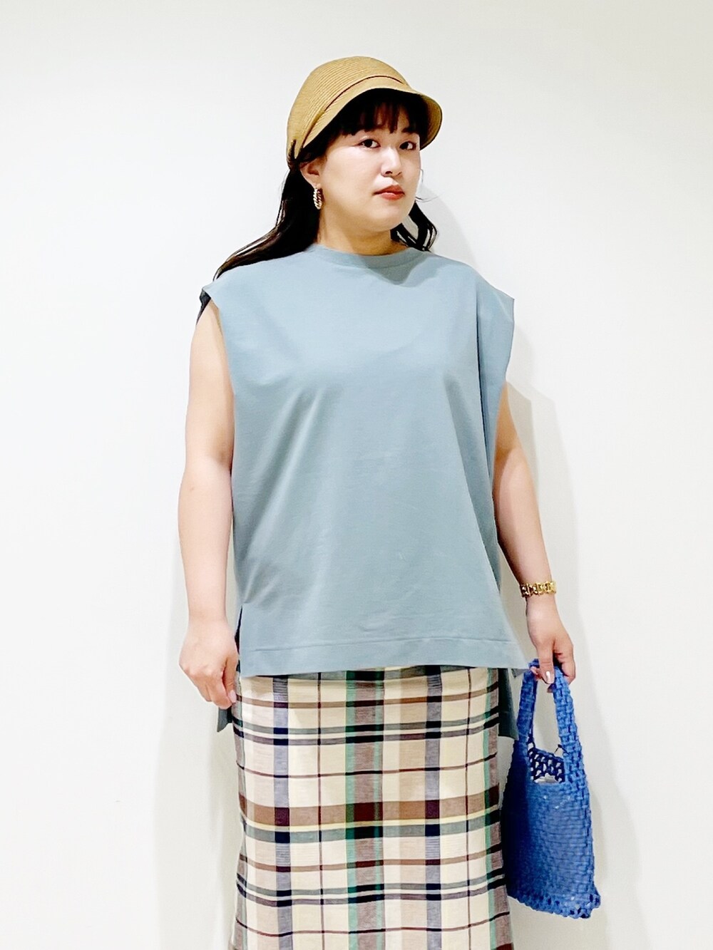 ブルー系のTシャツ/カットソー、グリーン系のスカート、ブルー系のハンドバッグを着用したレディースの夏コーディネートの8枚目の写真