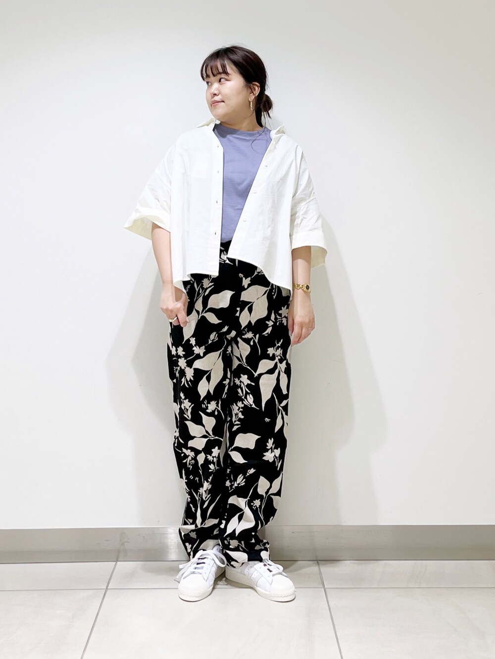 パープル系のTシャツ/カットソー、ブラック系のその他パンツ、ホワイト系のシャツ/ブラウスを着用したレディースの春コーディネートの5枚目の写真