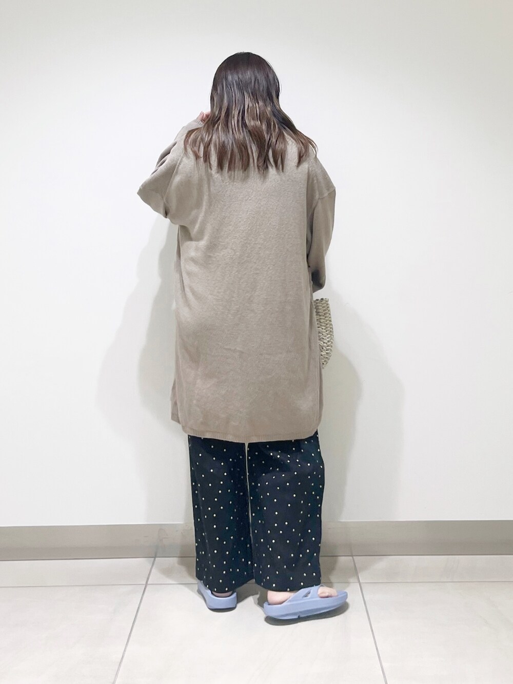 ベージュ系のカーディガン/ボレロ、ホワイト系のTシャツ/カットソー、ブラック系のその他パンツを着用したレディースの春コーディネートの7枚目の写真