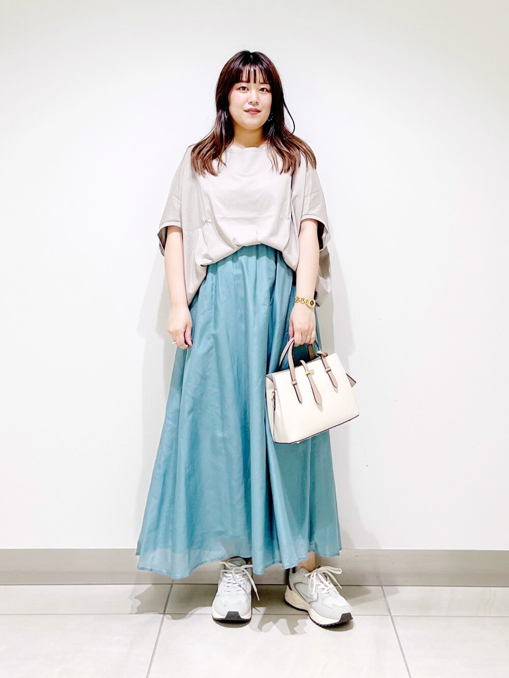 グレー系のTシャツ/カットソー、ホワイト系のスカート、ホワイト系のトートバッグを着用したレディースの夏コーディネートの3枚目の写真