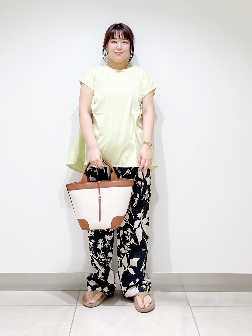 グリーン系のTシャツ/カットソー、ブラック系のその他パンツ、ブラウン系のバッグを着用したレディースの夏コーディネートの2枚目の写真