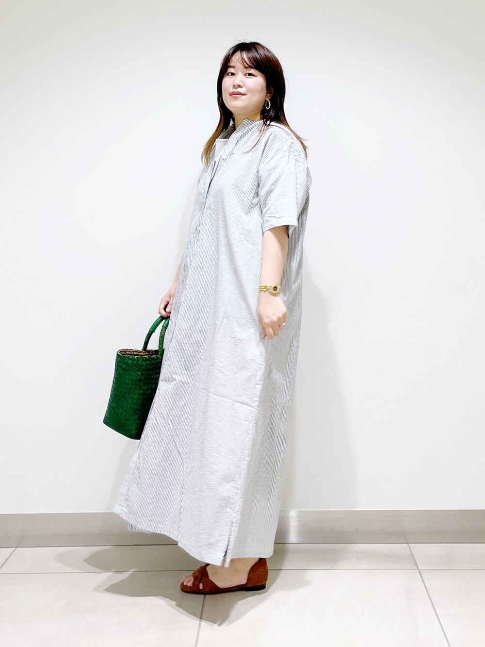ブラック系のワンピース、グレー系のTシャツ/カットソー、グリーン系のハンドバッグを着用したレディースの夏コーディネートの8枚目の写真