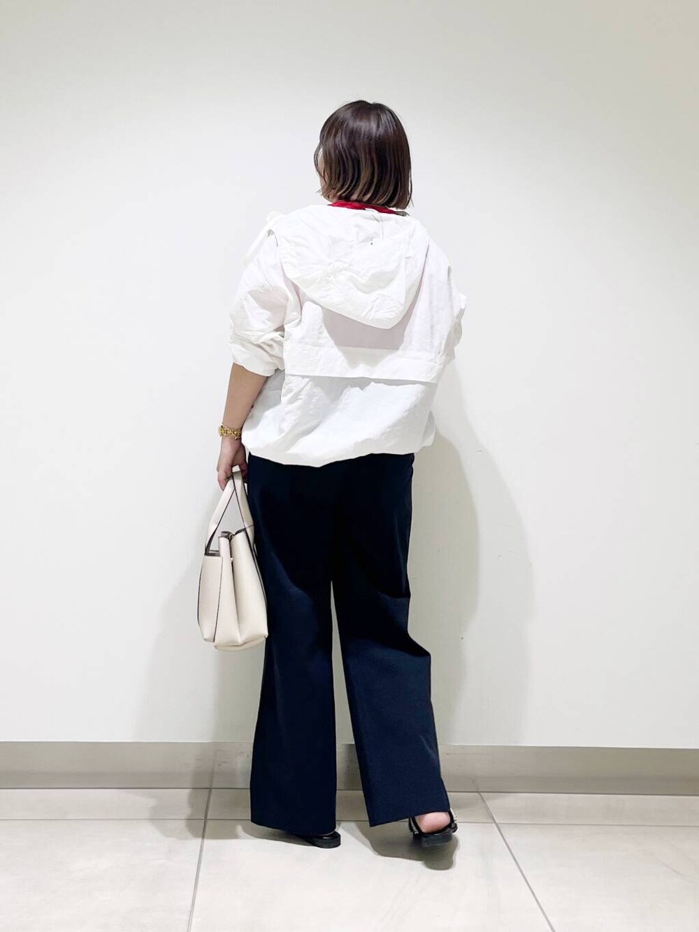 ホワイト系のトートバッグ、ブルー系のその他パンツ、ホワイト系のパーカーを着用したレディースの春コーディネートの7枚目の写真