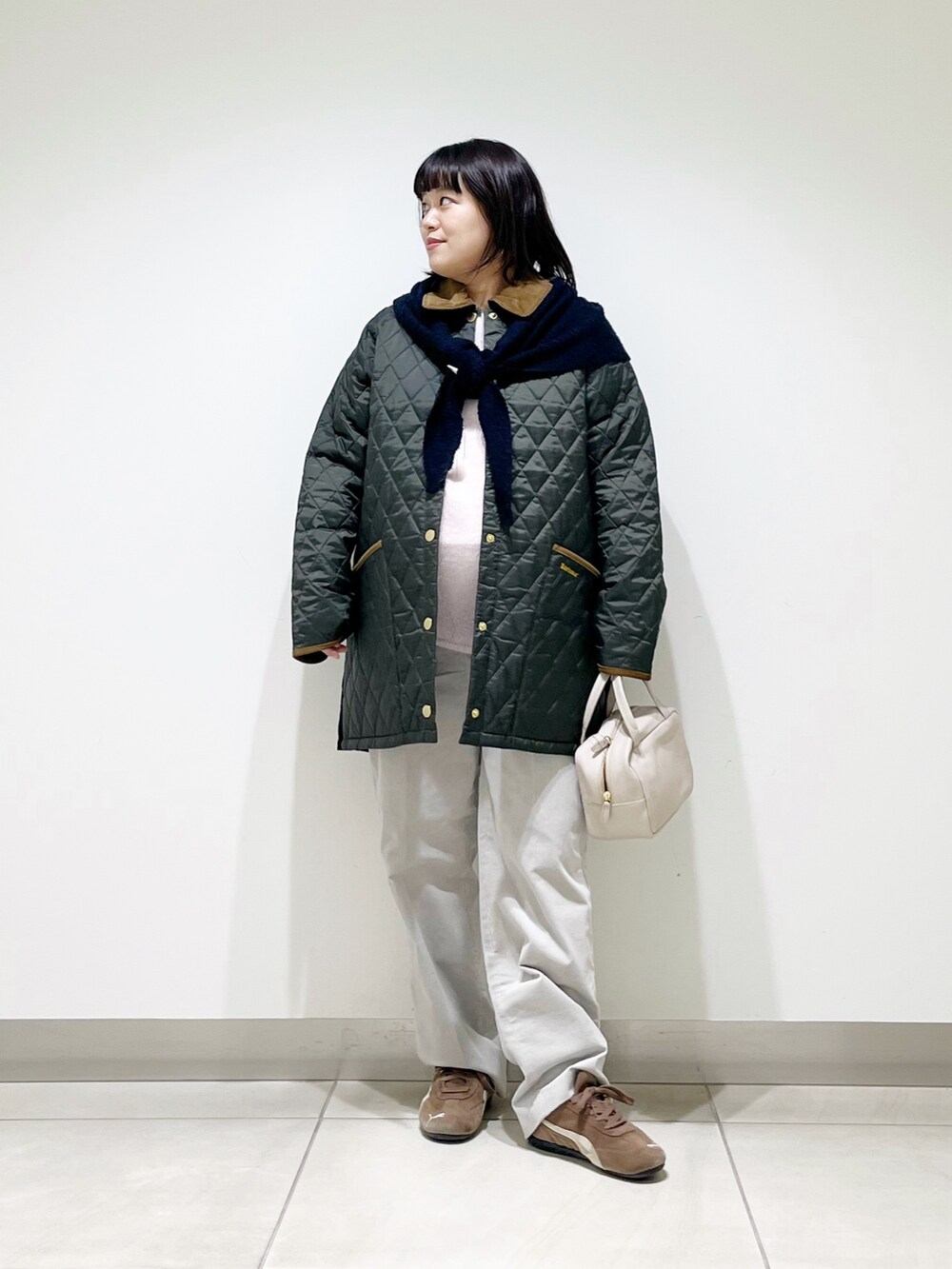 ブルー系のその他アウター、ピンク系のニット/セーター、グレー系のボストンバッグを着用したレディースの秋コーディネートの2枚目の写真