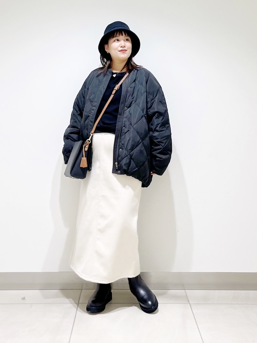 ブラック系のTシャツ/カットソー、ブラック系のその他アウター、ホワイト系のスカートを着用したレディースの秋コーディネートの9枚目の写真