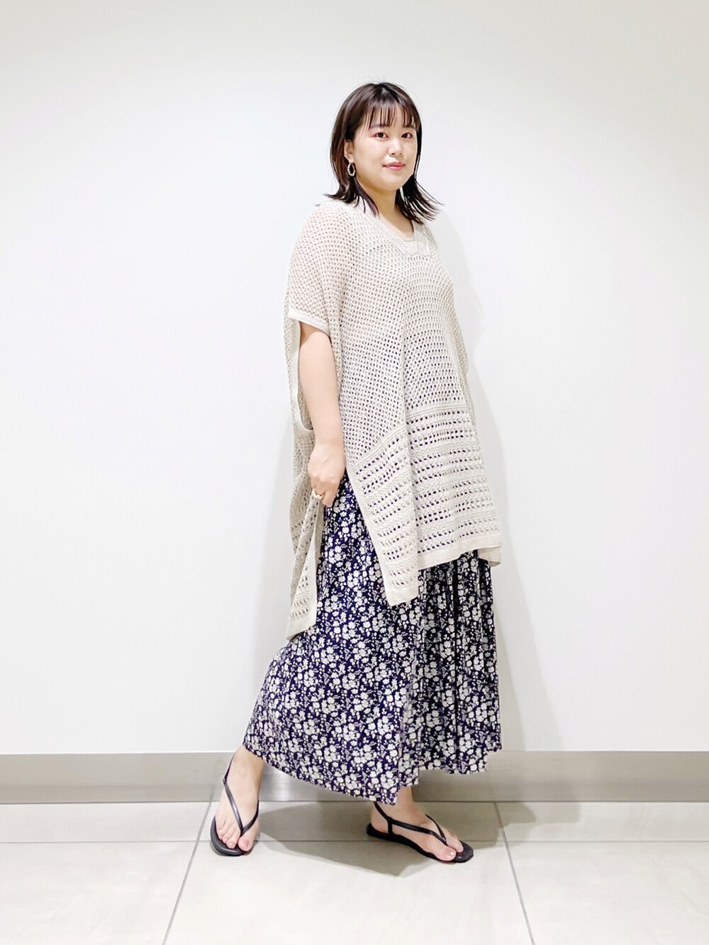 ベージュ系のニット/セーター、その他のスカート、ブラック系のサンダルを着用したレディースの夏コーディネートの4枚目の写真