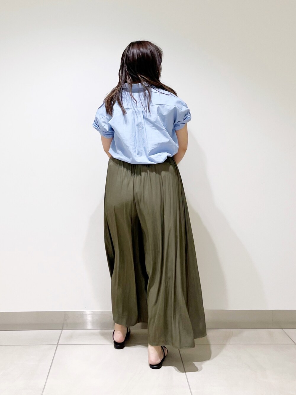 ブルー系のシャツ/ブラウス、グリーン系のその他パンツ、ベージュ系のかごバッグを着用したレディースの夏コーディネートの4枚目の写真