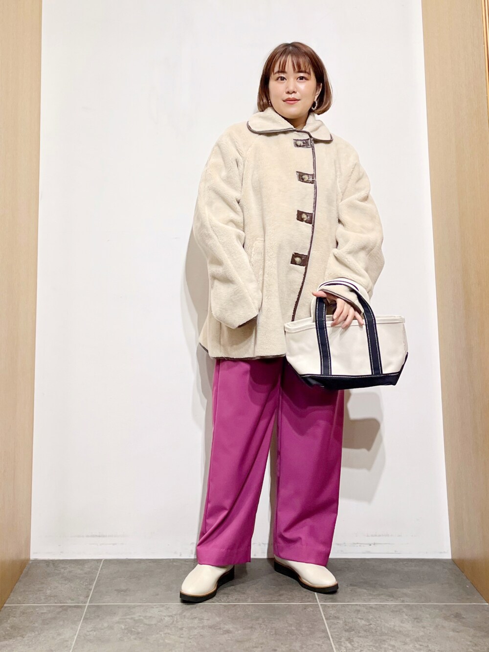 ピンク系のその他パンツ、ホワイト系のその他アウター、ブラック系のトートバッグを着用したレディースの秋コーディネートの2枚目の写真