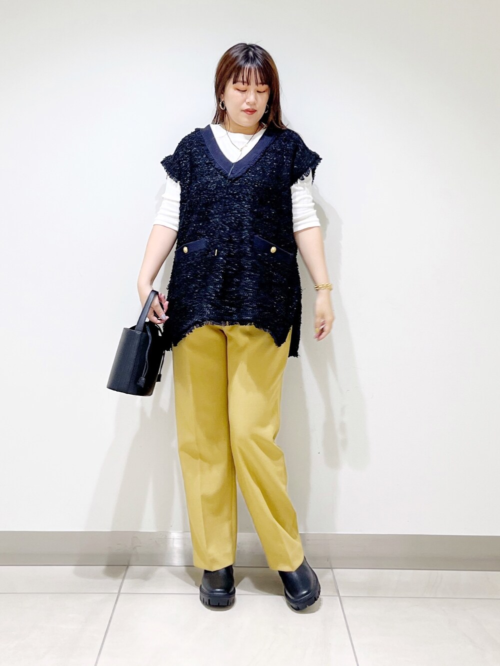 ブラック系のトップス、イエロー系のその他パンツ、ブラック系のショルダーバッグを着用したレディースの夏コーディネートの10枚目の写真