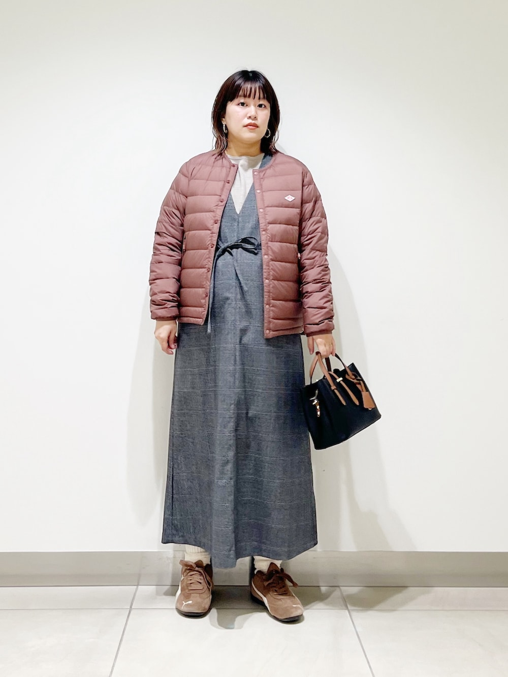 ピンク系のその他アウター、ベージュ系のニット/セーター、その他のワンピースを着用したレディースの秋コーディネートの9枚目の写真