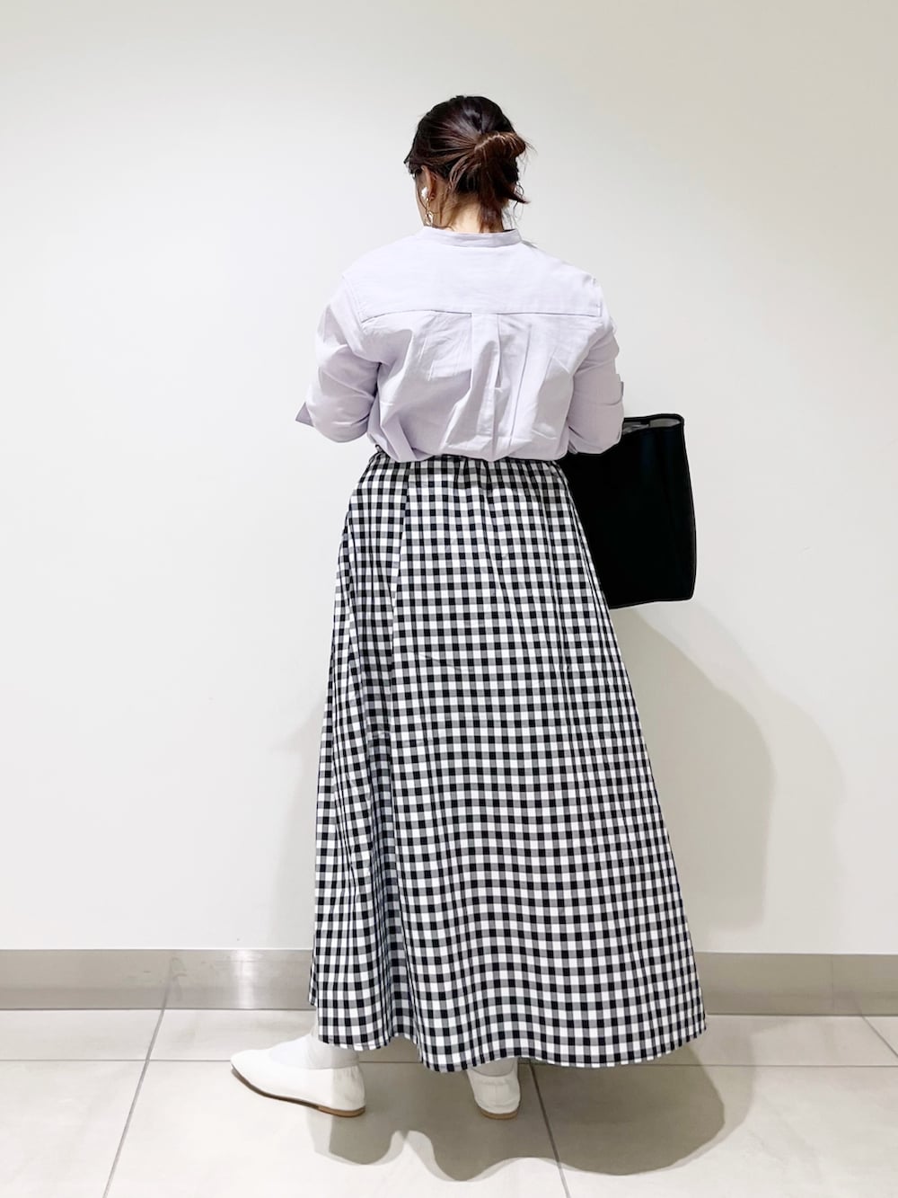 パープル系のシャツ/ブラウス、その他のスカート、ブラック系のトートバッグを着用したレディースの春コーディネートの3枚目の写真