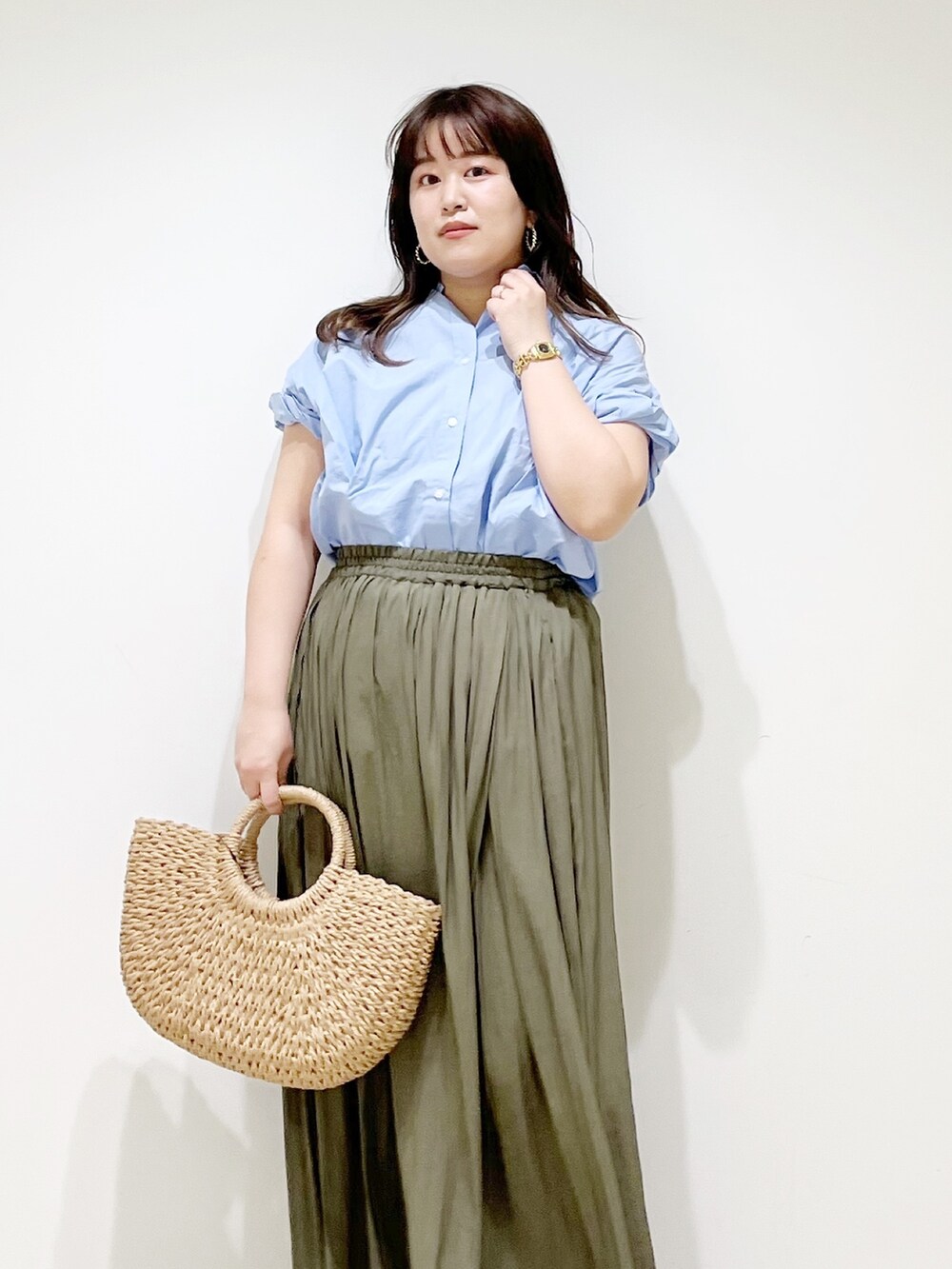 ブルー系のシャツ/ブラウス、グリーン系のその他パンツ、ベージュ系のかごバッグを着用したレディースの夏コーディネートの6枚目の写真