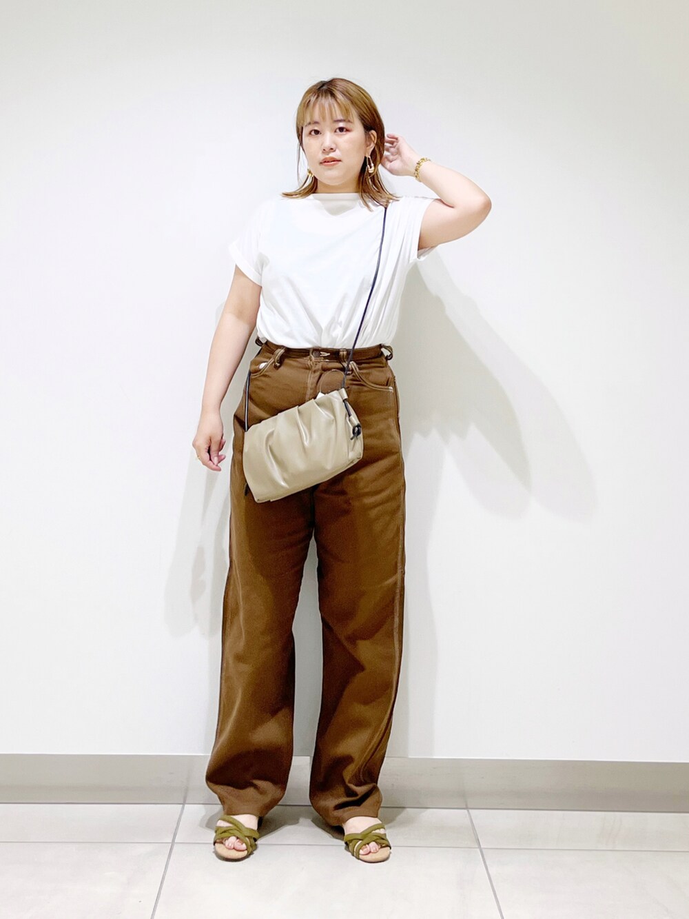 ホワイト系のTシャツ/カットソー、ブラウン系のその他パンツ、ベージュ系のショルダーバッグを着用したレディースの夏コーディネートの5枚目の写真