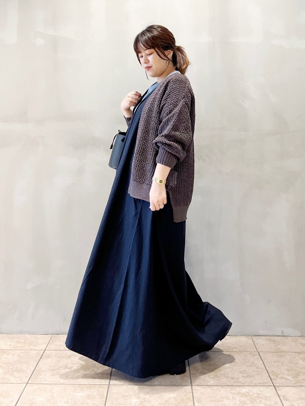 グレー系のカーディガン/ボレロ、ブルー系のワンピース、グレー系のTシャツ/カットソーを着用したレディースの夏コーディネートの2枚目の写真