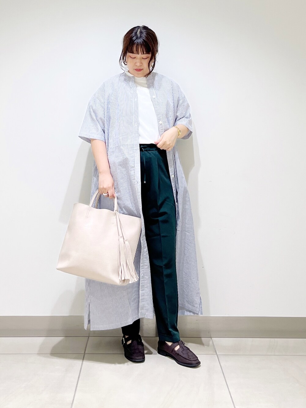 ブルー系のワンピース/ドレス、ホワイト系のトップス、グリーン系のパンツを着用したレディースの夏コーディネートの6枚目の写真