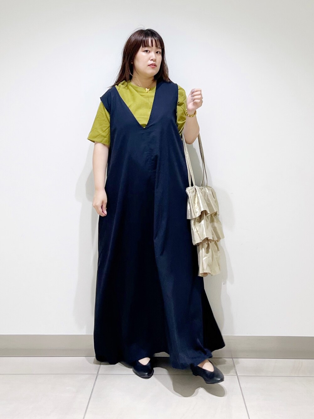 イエロー系のシャツ/ブラウス、ブルー系のワンピース、ゴールド系のトートバッグを着用したレディースの夏コーディネートの4枚目の写真