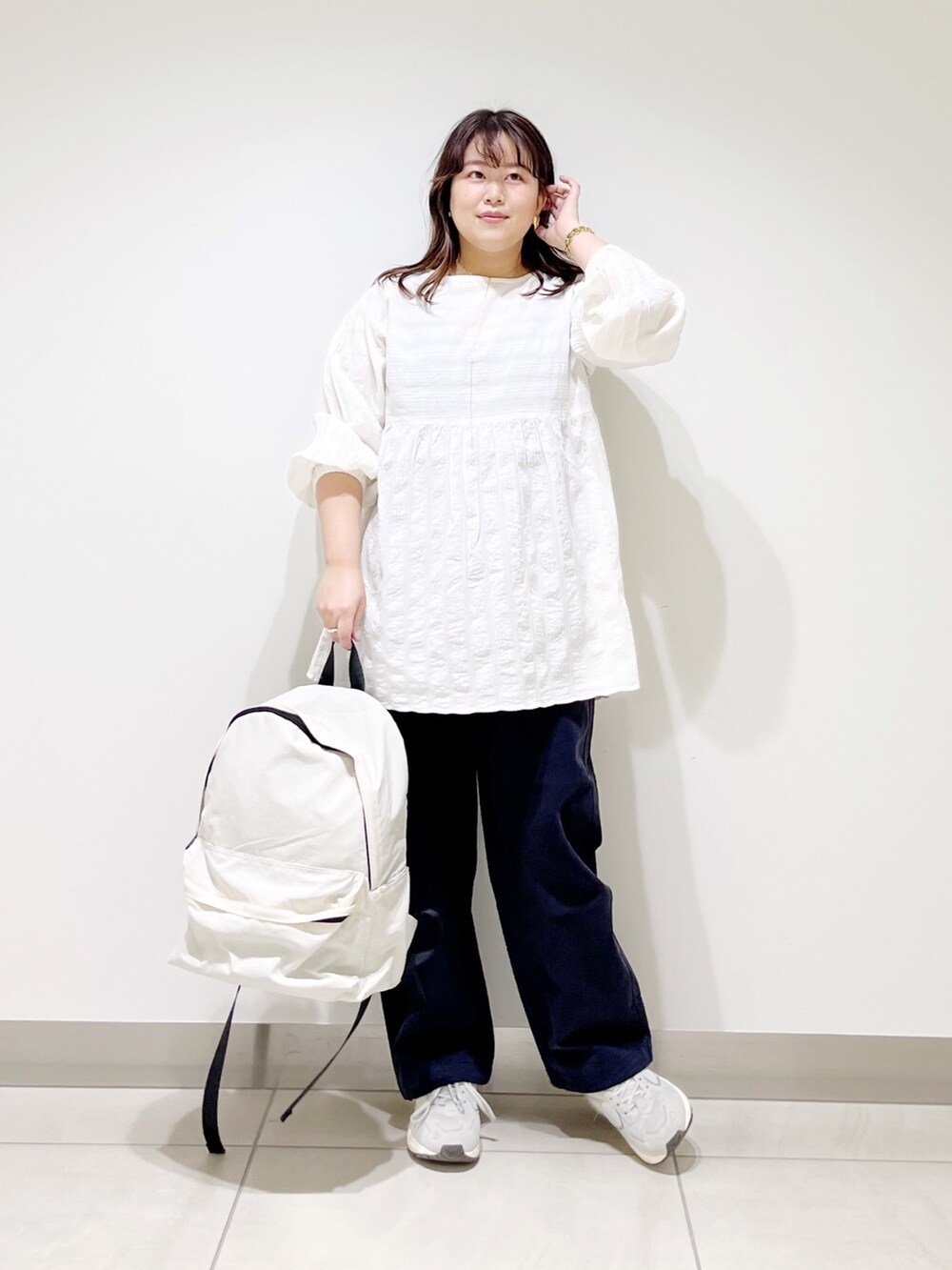 ホワイト系のシャツ/ブラウス、ブルー系のその他パンツ、ホワイト系のバックパック/リュックを着用したレディースの春コーディネートの5枚目の写真