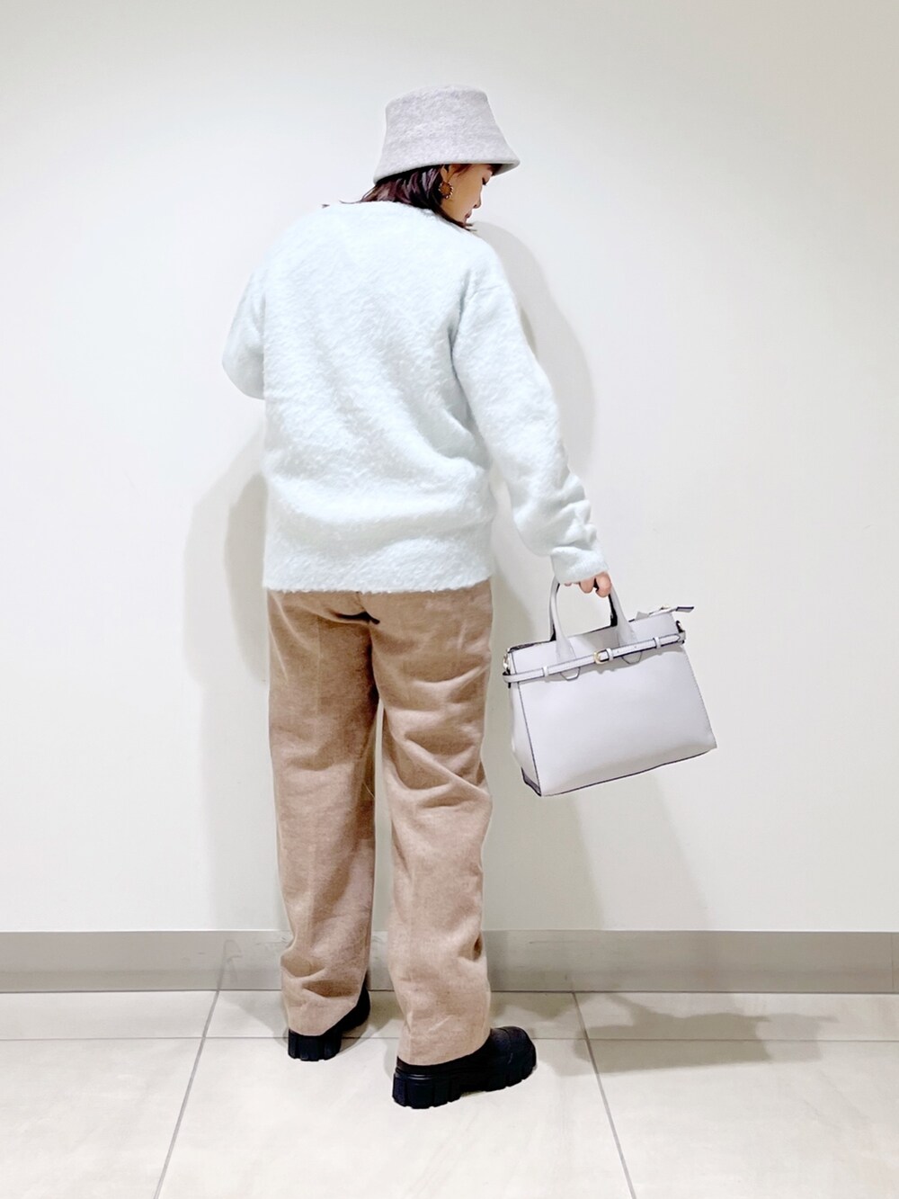 グリーン系のカーディガン/ボレロ、ベージュ系のその他パンツ、ブラック系のブーツを着用したレディースの秋コーディネートの9枚目の写真