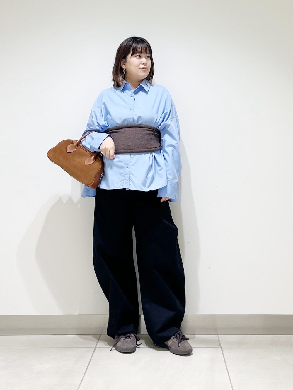 ブルー系のシャツ/ブラウス、ブラウン系のその他トップス、ブラウン系のショルダーバッグを着用したレディースの秋コーディネートの9枚目の写真