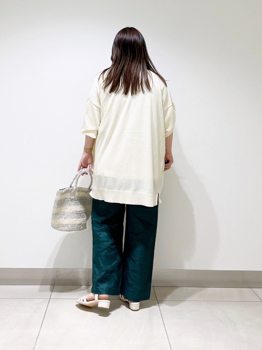 ホワイト系のTシャツ/カットソー、ホワイト系のカーディガン/ボレロ、グリーン系のその他パンツを着用したレディースの春コーディネートの5枚目の写真