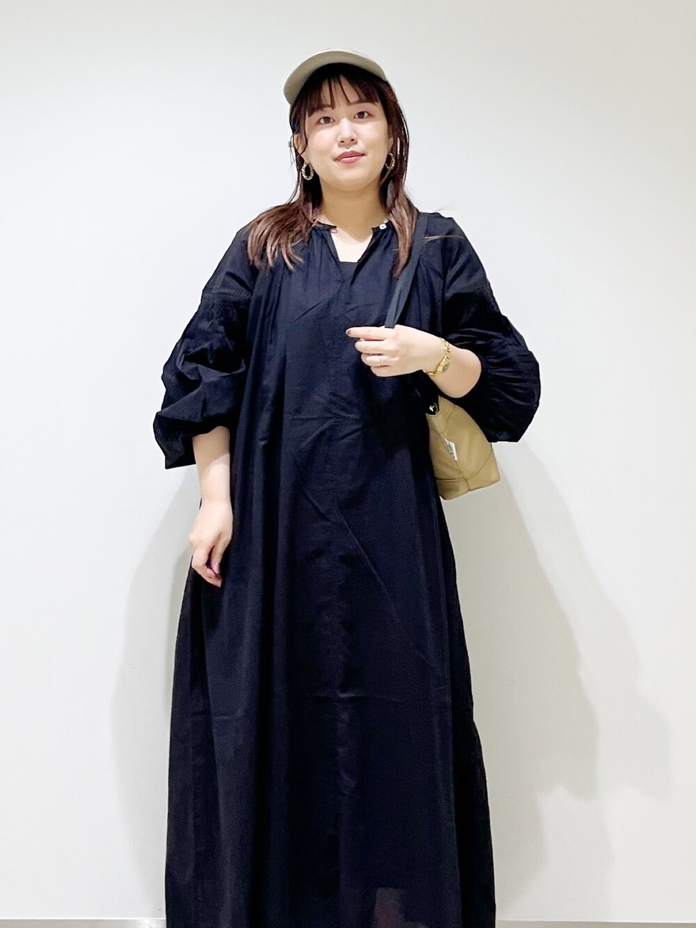 ブルー系のワンピース/ドレス、ベージュ系のショルダーバッグ、ブラウン系のスニーカーを着用したレディースの夏コーディネートの7枚目の写真