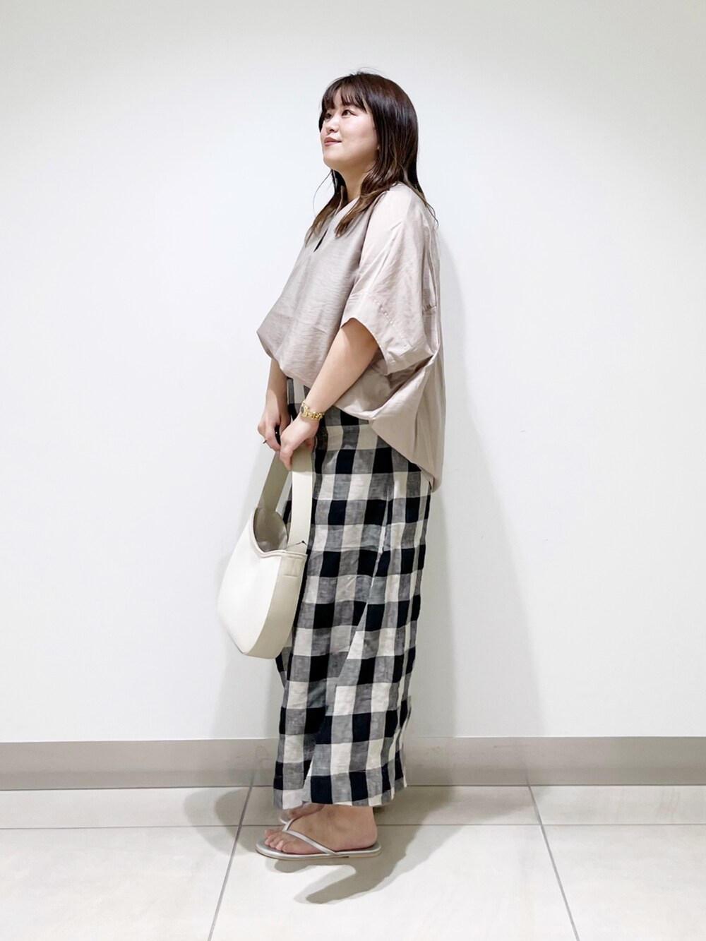グレー系のシャツ/ブラウス、その他のスカート、ベージュ系のハンドバッグを着用したレディースの夏コーディネートの8枚目の写真