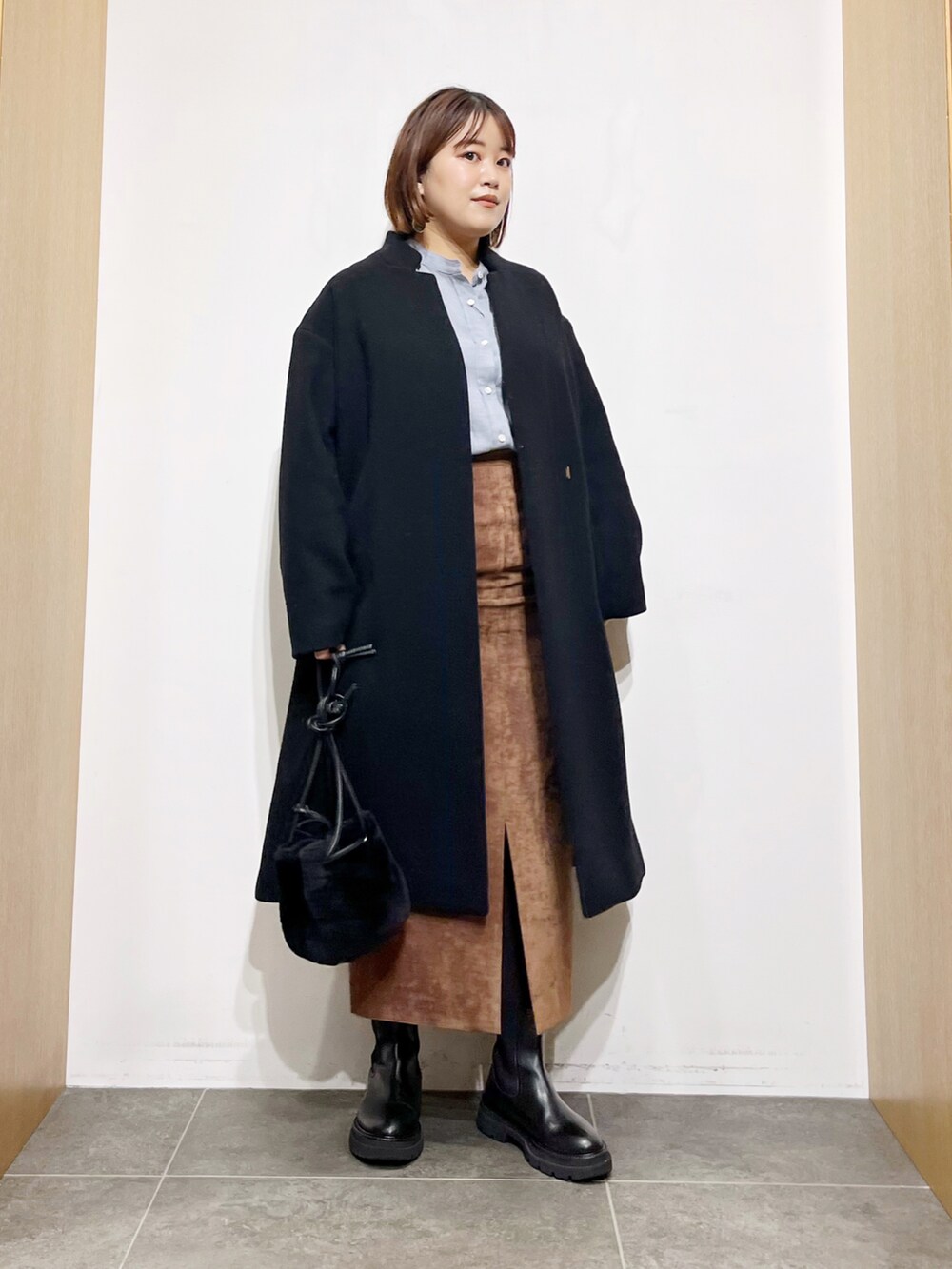 「冬アウター、ロングコート、冬コーデ、ブーツ、休日スタイル、きれいめカジュアル、ビッグシルエット、ベロア、URBAN RESEARCH、低身長、シャツスタイル、エレガント、ミニバッグ、ファーバッグ、マイベストコーデ2021」｜「URBAN RESEARCHのプチスタンドコート（その他アウター、ブラック系）」を使った、サトみ。さん（レディース・151cm）の冬コーディネートの3枚目の写真