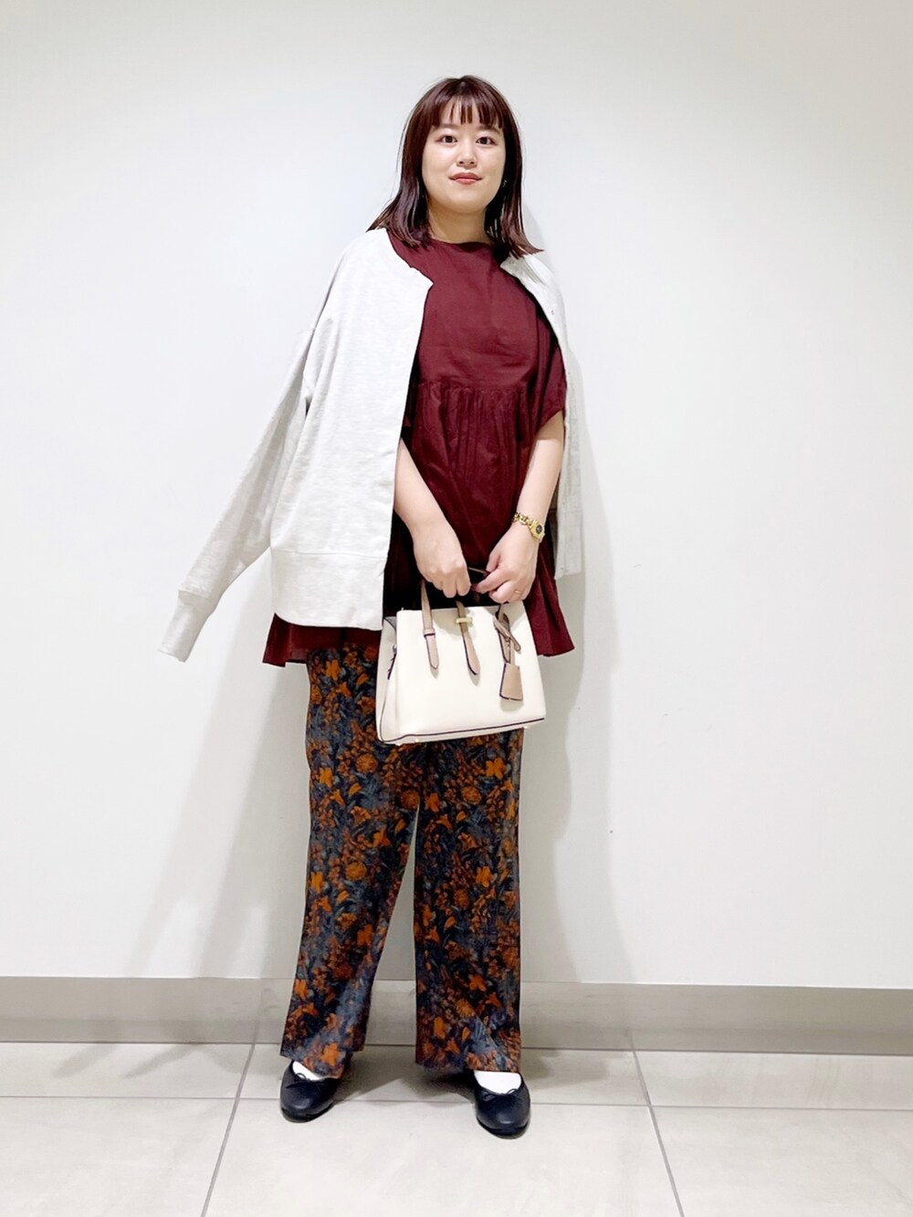 オレンジ系のその他パンツ、レッド系のシャツ/ブラウス、グレー系のカーディガン/ボレロを着用したレディースの秋コーディネートの9枚目の写真