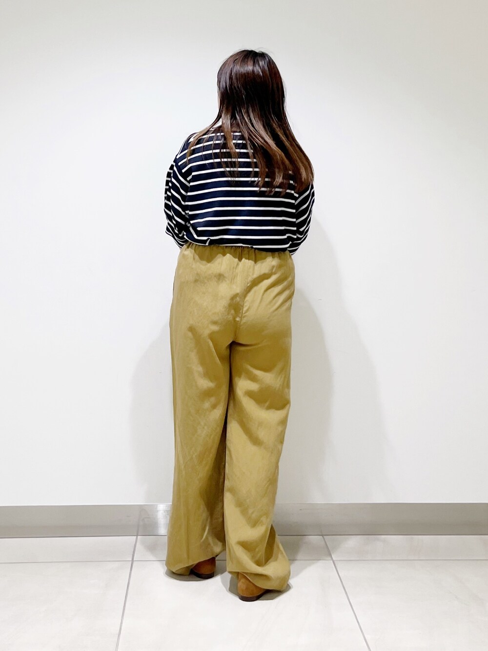 ホワイト系のTシャツ/カットソー、イエロー系のその他パンツ、ブルー系のハンドバッグを着用したレディースの夏コーディネートの5枚目の写真