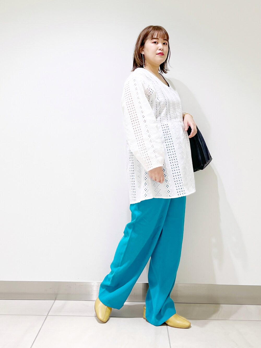 ホワイト系のシャツ/ブラウス、ブルー系のその他パンツ、イエロー系のその他シューズを着用したレディースの春コーディネートの2枚目の写真