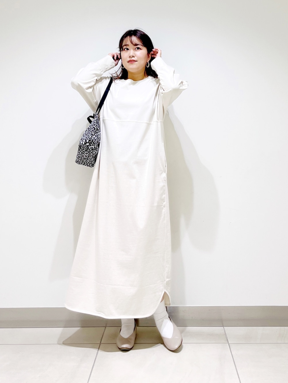 ホワイト系のワンピース、その他のショルダーバッグ、ベージュ系のパンプスを着用したレディースの春コーディネートの5枚目の写真