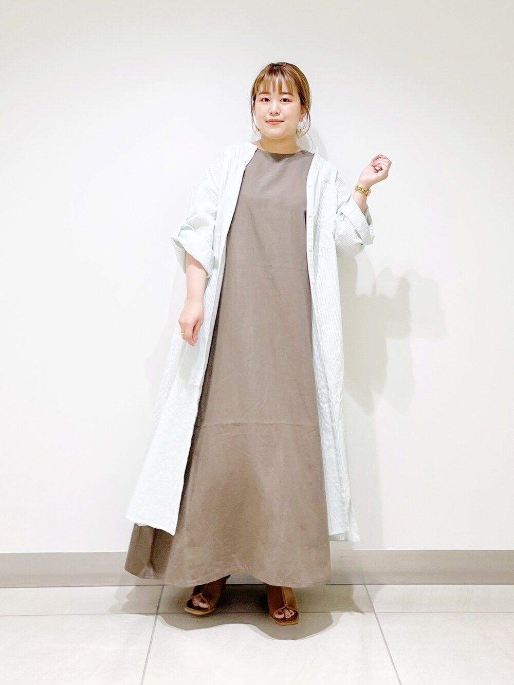 グリーン系のワンピース、ベージュ系のサンダル、グリーン系のワンピースを着用したレディースの夏コーディネートの4枚目の写真