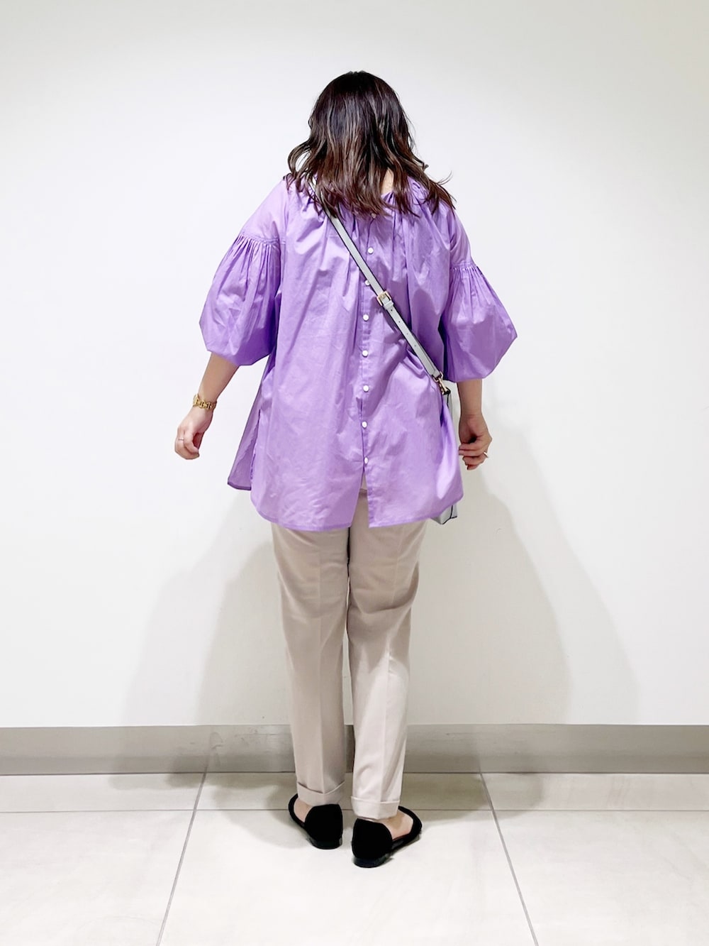 パープル系のシャツ/ブラウス、ベージュ系のその他パンツ、シルバー系のショルダーバッグを着用したレディースの春コーディネートの5枚目の写真