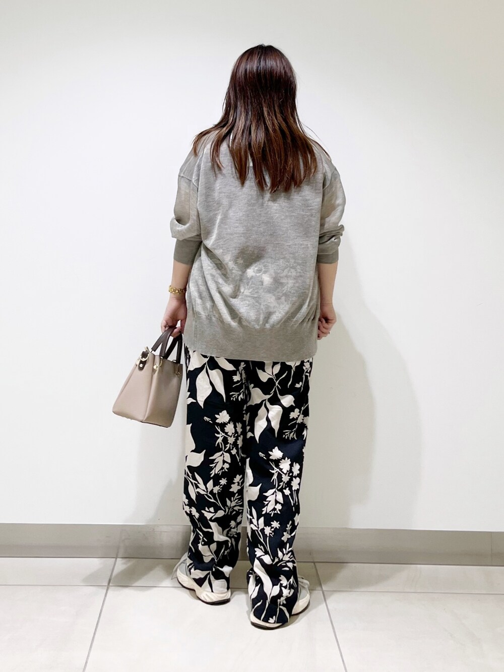 レッド系のTシャツ/カットソー、ブラック系のその他パンツ、ベージュ系のトートバッグを着用したレディースの夏コーディネートの7枚目の写真