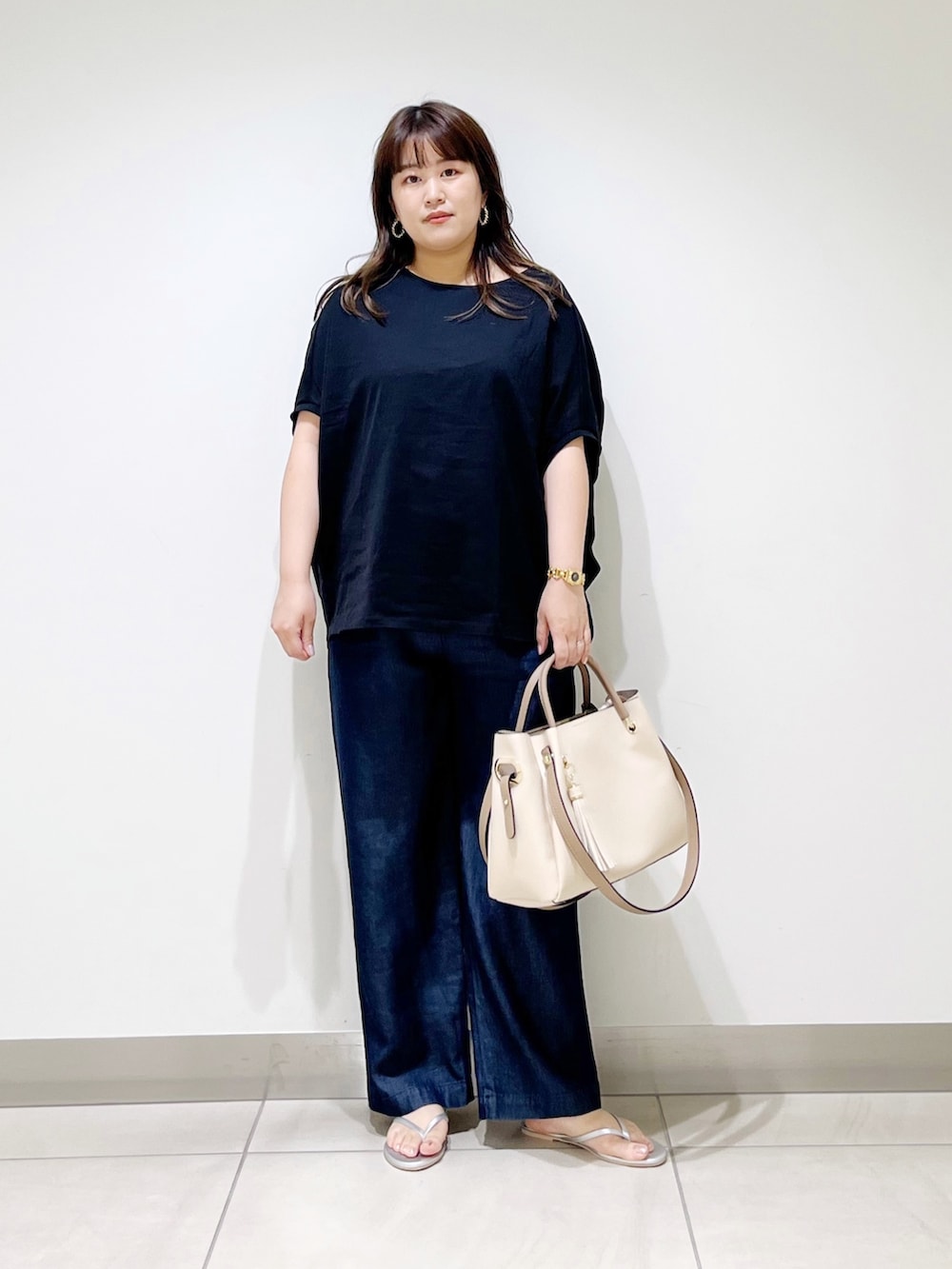 ブラック系のTシャツ/カットソー、ブルー系のその他パンツ、ホワイト系のトートバッグを着用したレディースの夏コーディネートの2枚目の写真