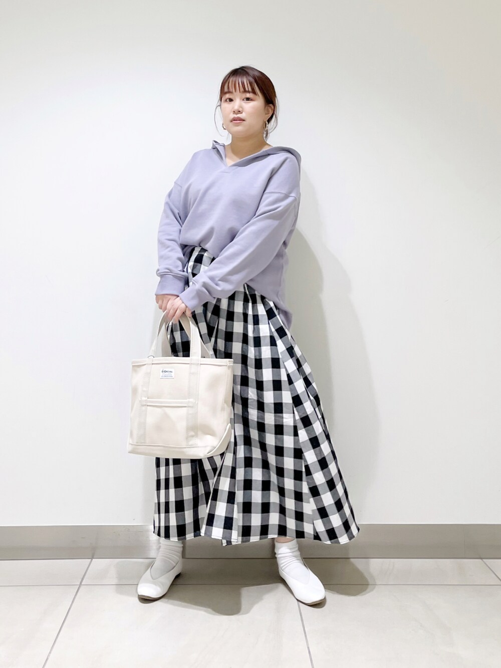 パープル系のパーカー、その他のスカート、ホワイト系のパンプスを着用したレディースの冬コーディネートの4枚目の写真