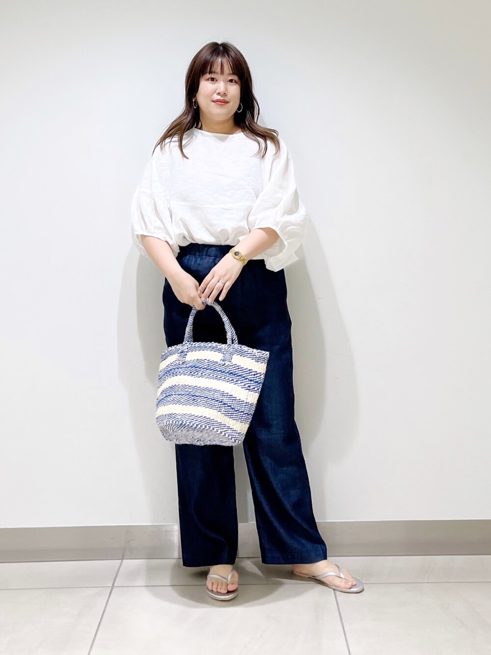 ホワイト系のシャツ/ブラウス、ブルー系のその他パンツ、ブルー系のハンドバッグを着用したレディースの夏コーディネートの8枚目の写真