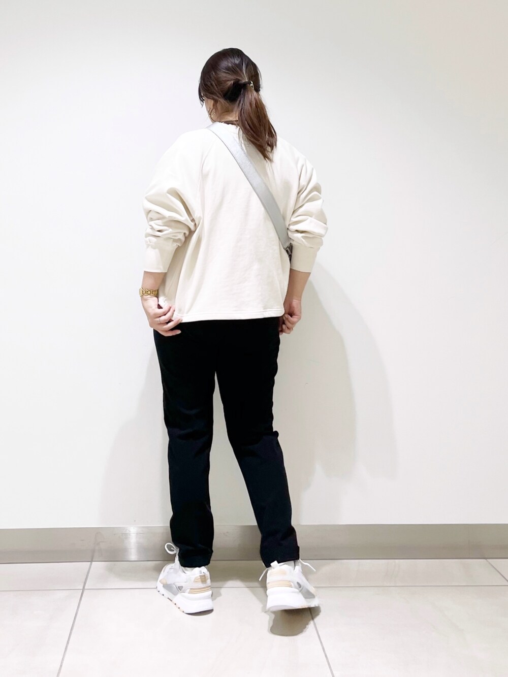 ベージュ系のTシャツ/カットソー、ブラック系のその他パンツ、シルバー系のショルダーバッグを着用したレディースの春コーディネートの5枚目の写真