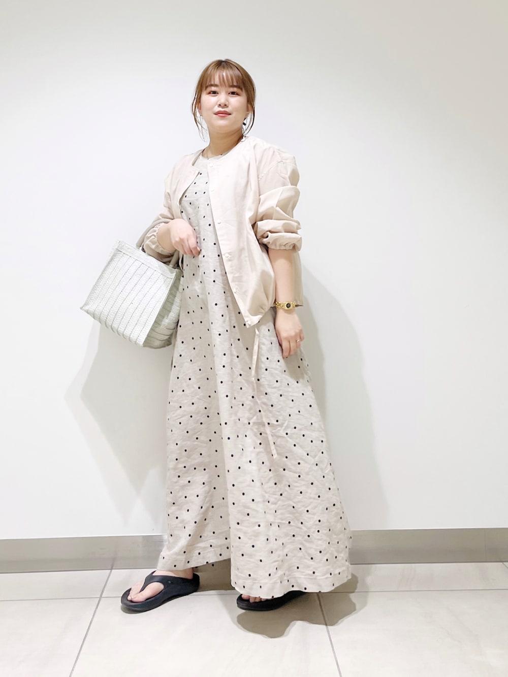 ベージュ系のカーディガン/ボレロ、ベージュ系のワンピース、ホワイト系のトートバッグを着用したレディースの春コーディネートの3枚目の写真